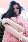 Voluptuous Beauty poses for the Camera | Porn Snaps