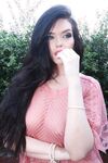 Voluptuous Beauty poses for the Camera | Porn Snaps