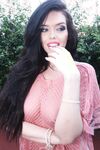 Voluptuous Beauty poses for the Camera | Porn Snaps