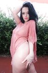 Voluptuous Beauty poses for the Camera | Porn Snaps